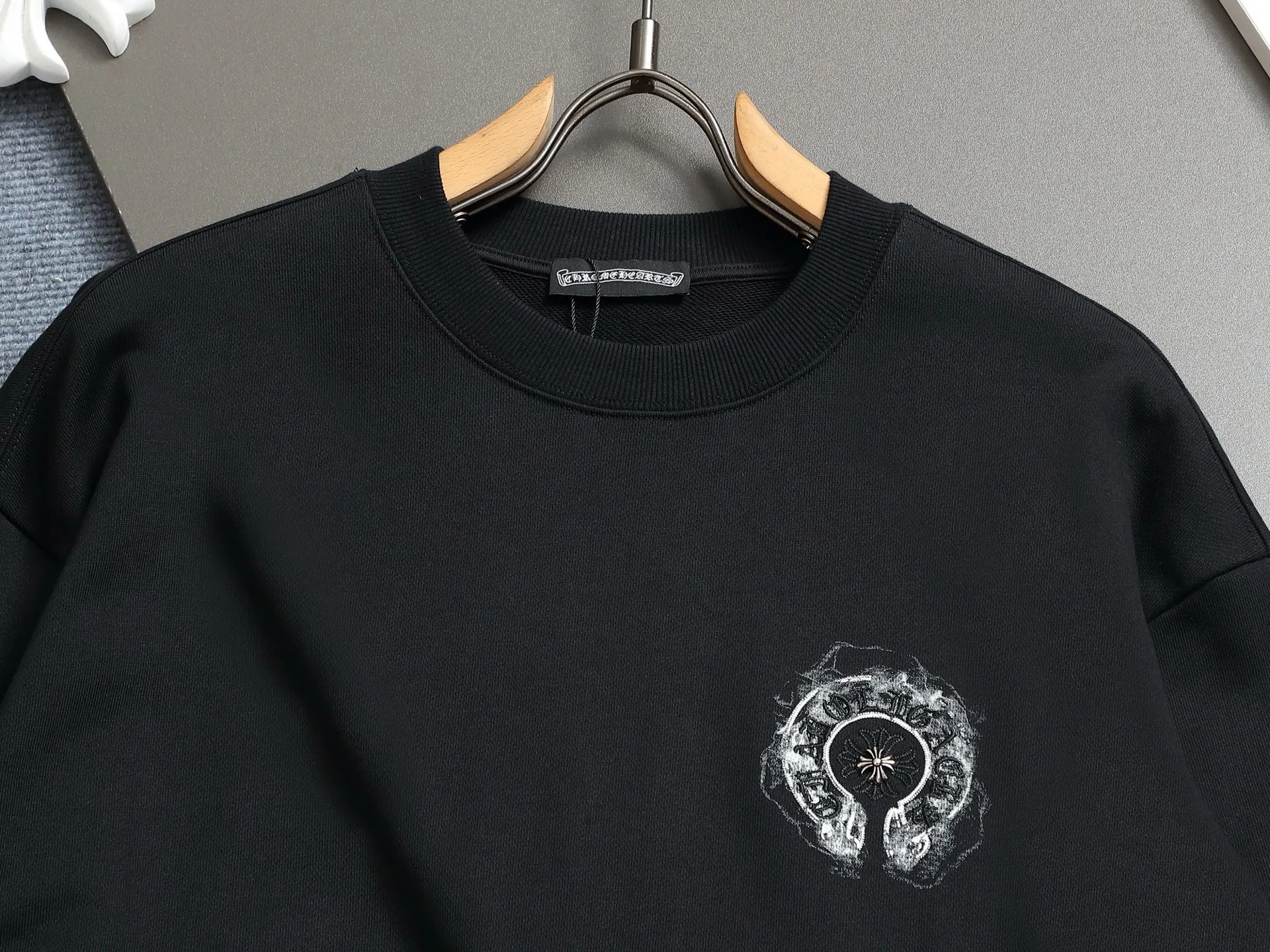 P250 Chrome hearts ch Chrome hearts cross horseshoe LOGO round-neck sweatshirt with thousands of needle embroidery crafts. Large version. Loose and stylish. The difference is the low version, the slim version, the upper body and the crotch. 100% commitment: top quality, not fast food. The highest version on the market. Top quality, 450 grams. 26 custom-dyed double yarn cotton, the same style for men and women, complete with three standards. Color: Black White Size: SMLXL